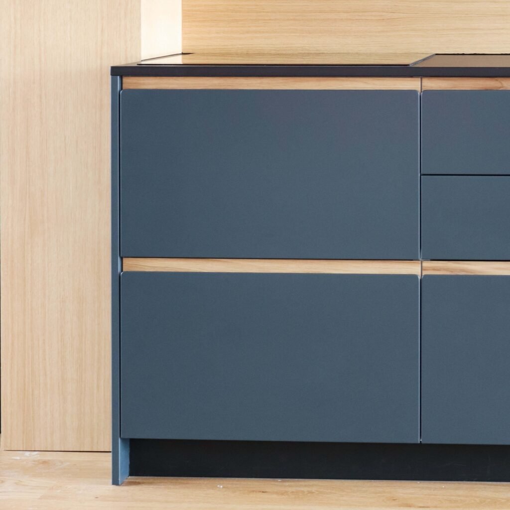 Minimalist bespoke kitchen cabinets