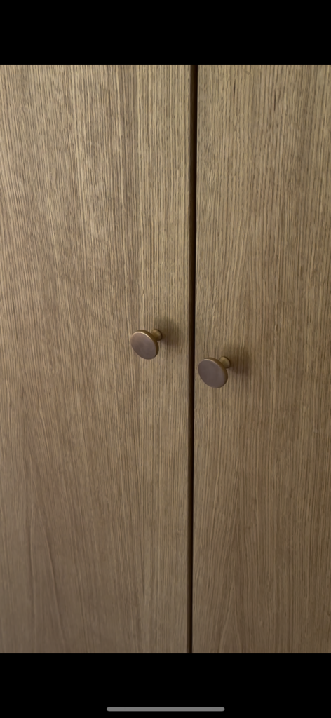 Close-up of dark oak Enkel doors with round knobs